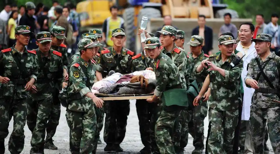 "雅安雄起 一路平安"——直击地震救援生命线