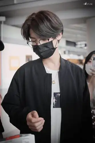 justin眼镜 justin黄明昊上海机场出发今日份一身酷黑look 眼镜的昊