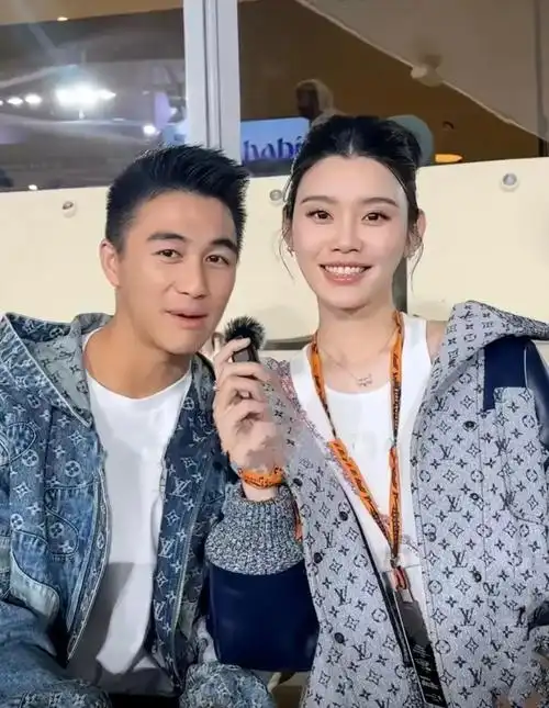 何猷君伸手安抚妻子,全程连嘴都没敢张