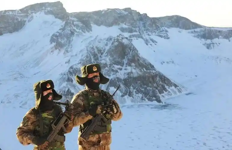 他们也记不清已是第几次为国家无怨无悔抛洒青春不吝啬他们在边防线上