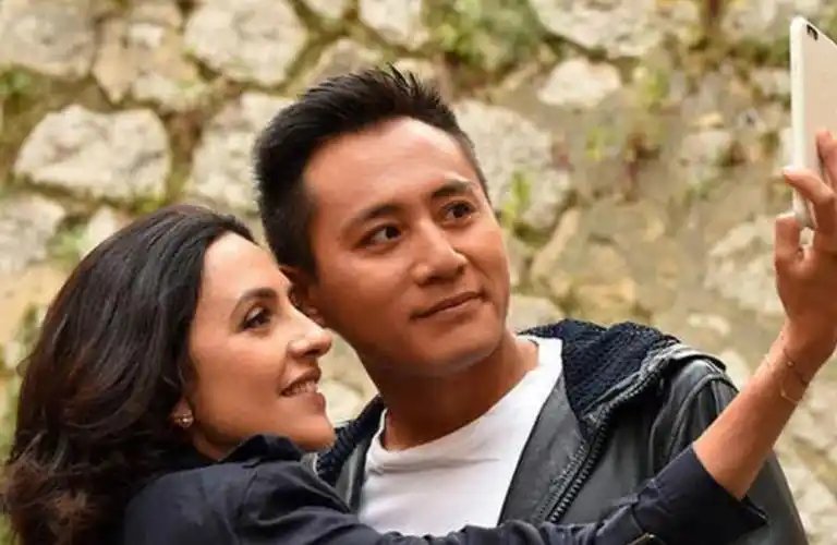 刘烨带老婆去爬山,诺一霓娜气质特殊似流浪,安娜白发像老太太_生活