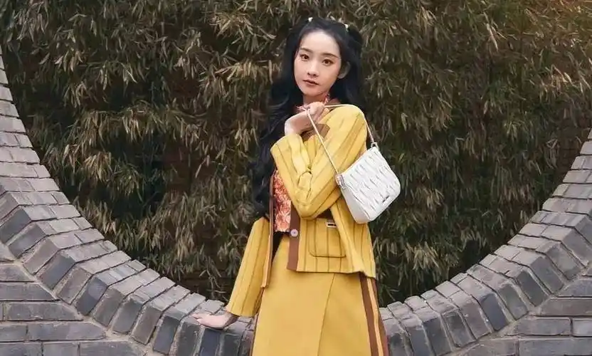 张艺凡有消息称王俊凯正在接触《陷入我们的热恋》,是一部小说改编的