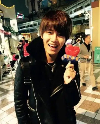 考古国超成名前的照片,洗剪吹时期的任嘉伦,你认得出吗?