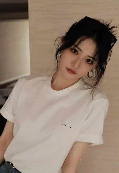 徐璐疑似新谈年下姐弟恋爱男方系香港演员吴崇轩