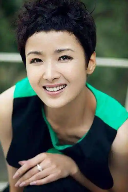 求这位女演员换个发型吧顶着一头半永久短发演了五六部剧了