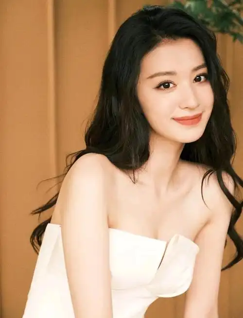 如果说刘亦菲是五官"不完美"的天仙,那么王楚然就是长相标准的仙女.