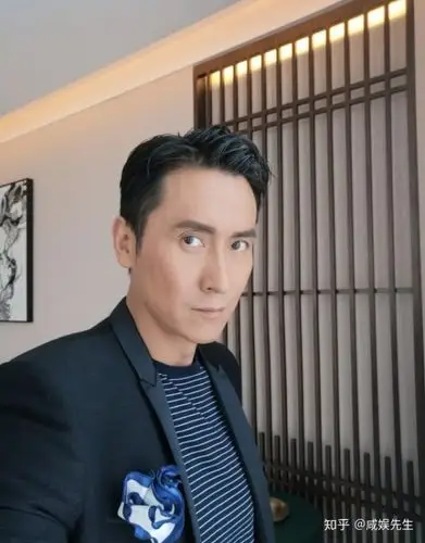 50岁马德钟近照曝光眉毛浓厚眼睛深邃认不出网友变化真大