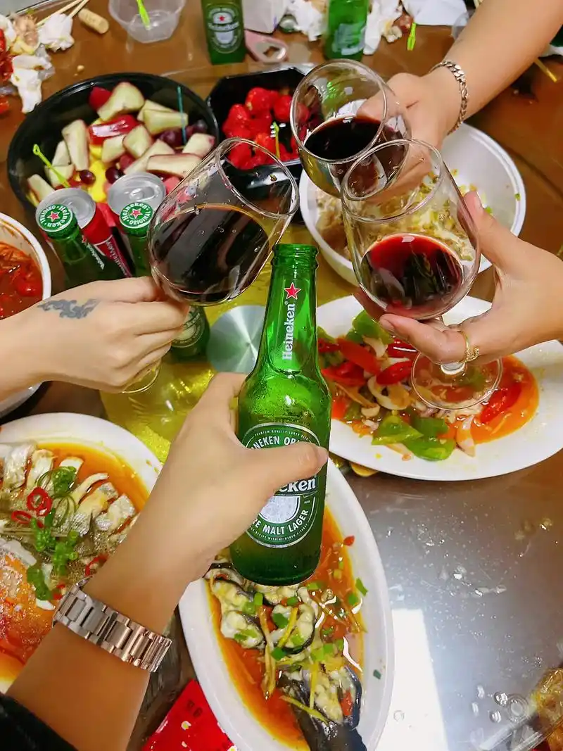 最近很火的啤酒91碰杯视频  必须安排上  跟生活  跟心情 - 抖音