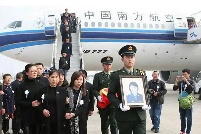30岁女战士因飞行训练血染长空曾是首位驾驶歼10的女飞行员