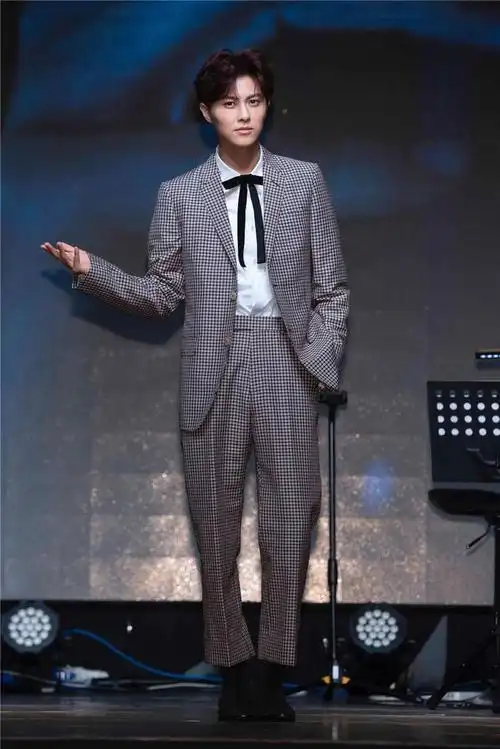 王子邱胜翊生日会唱经典歌曲 好友祝福感动全场