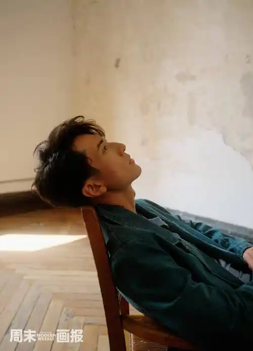 吴尊《周末画报》五月刊封面大片释出 尊享平衡慢生活_孩子_原木_背景