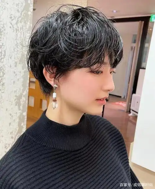 第九款:纹理烫▲纹理烫指的是短发烫发时,只烫一个自然的c型弧度,没有