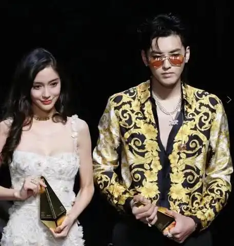 杨颖吴亦凡罕见同台颜值吸睛!有谁注意到了吴亦凡下台后的表情?