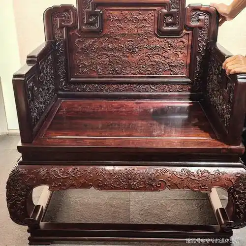 小叶紫檀桌子侧面小叶紫檀手串