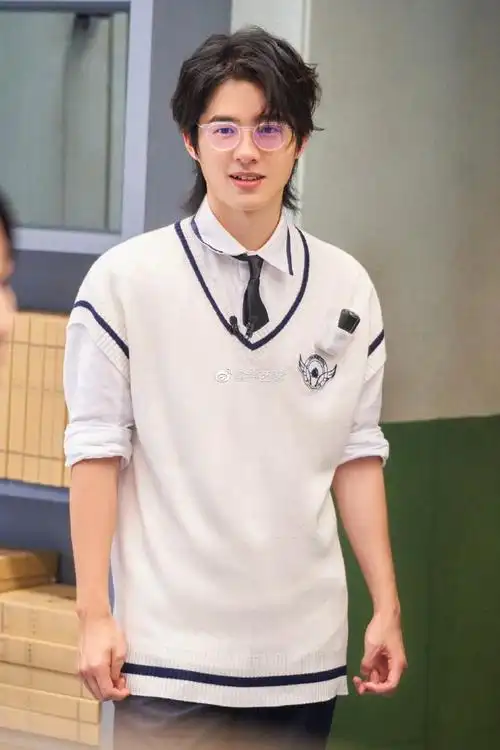 刘昊然就是学生时代的优秀学长啊!刘昊然真的好帅!