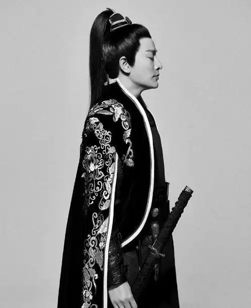 贾乃亮最新古装扮相曝光男人味十足尽显王者风范