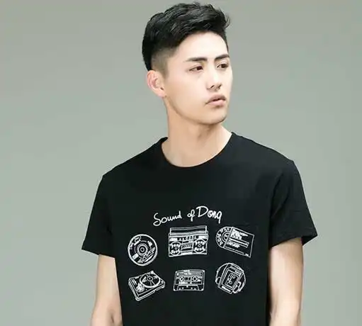 男生两侧短中间长发型 清爽更显个性