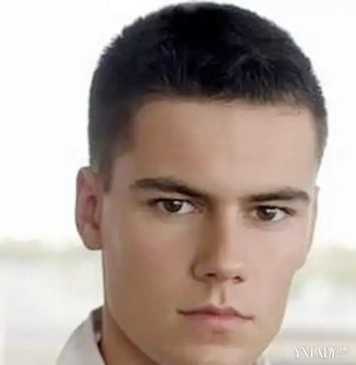 气质沉稳散发着硬朗的男人气魄,发型屋分享几款男生平头碎发发型,清爽