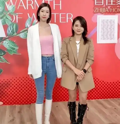 释小龙妻子露面太吸睛!身材丰满,大长腿抢镜,五官颜值不输何洁