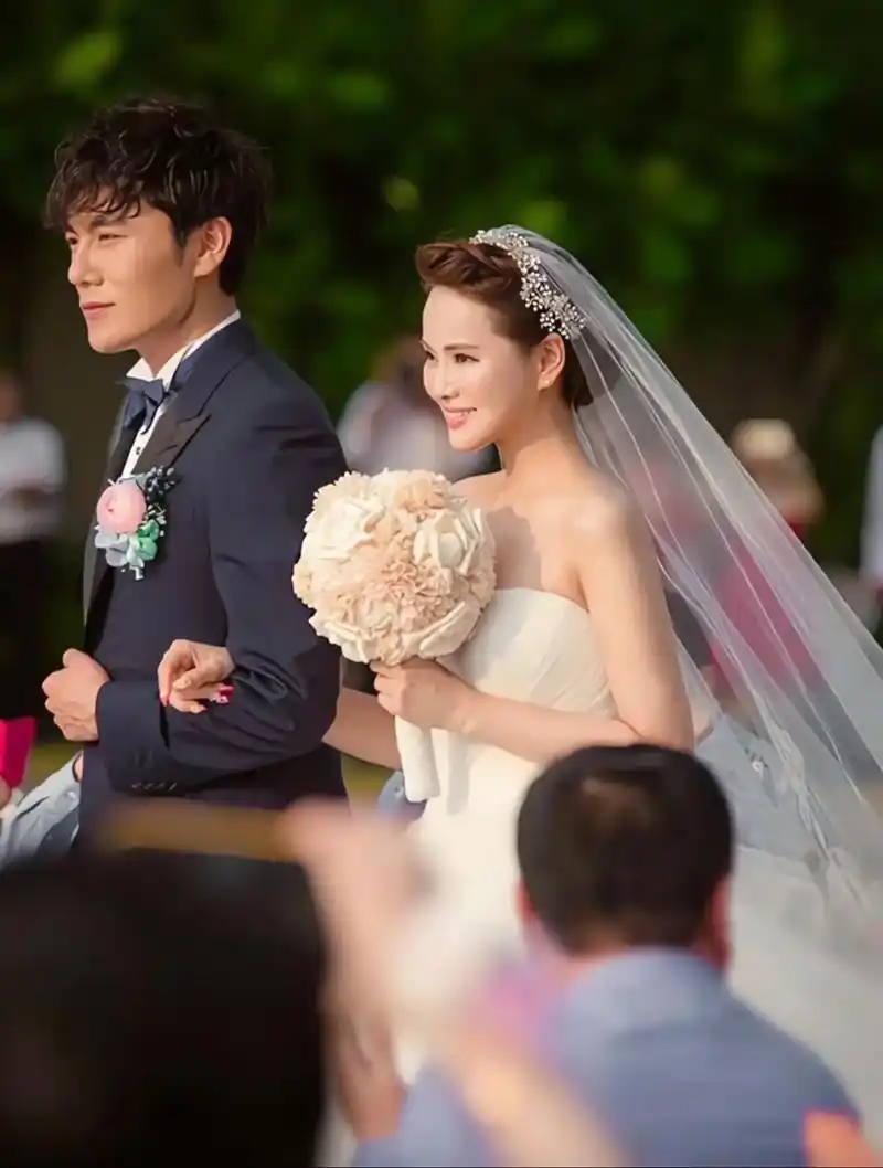 伊能静和秦昊婚纱照好美,根本看不出年龄差#伊能静 #秦昊伊能 - 抖音