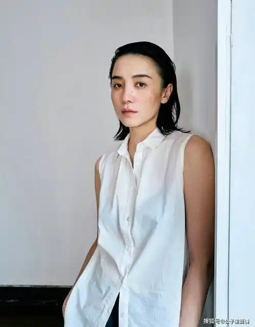 宋佳背头造型惊艳亮相,素颜妆搭衬衣眼镜展现高知女性魅力