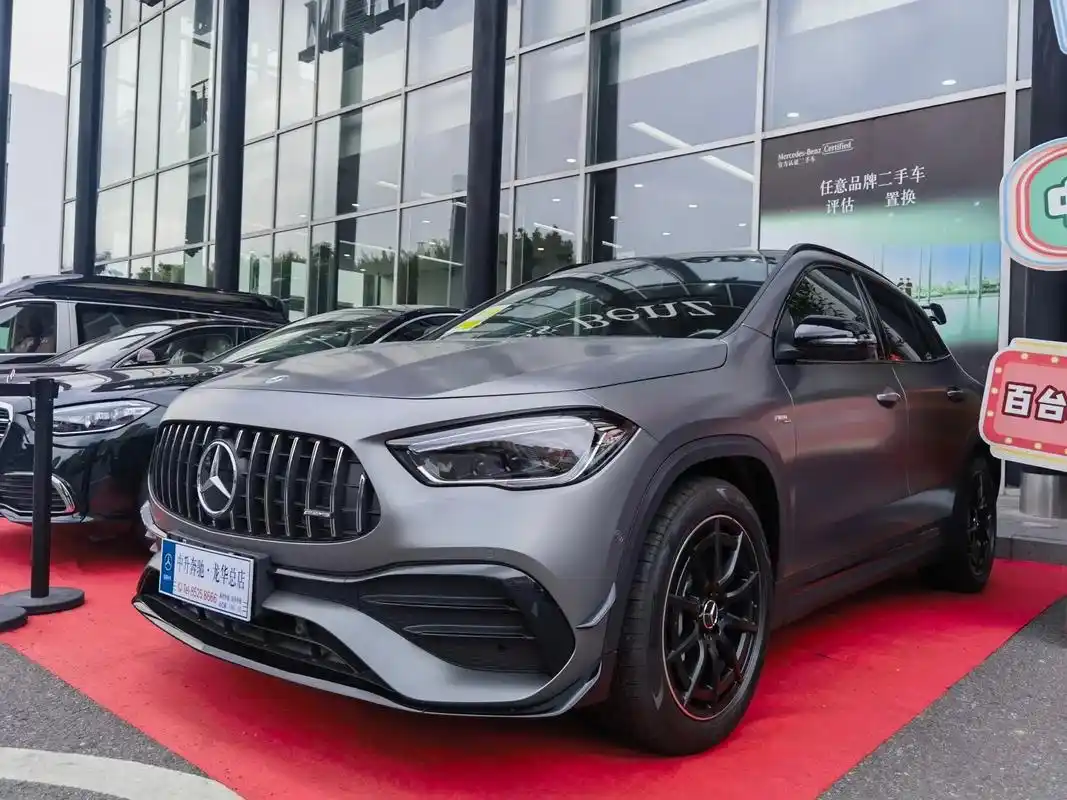 梅赛德斯-amg gla 35,带大尾翼的钢炮型suv,带选 - 抖音