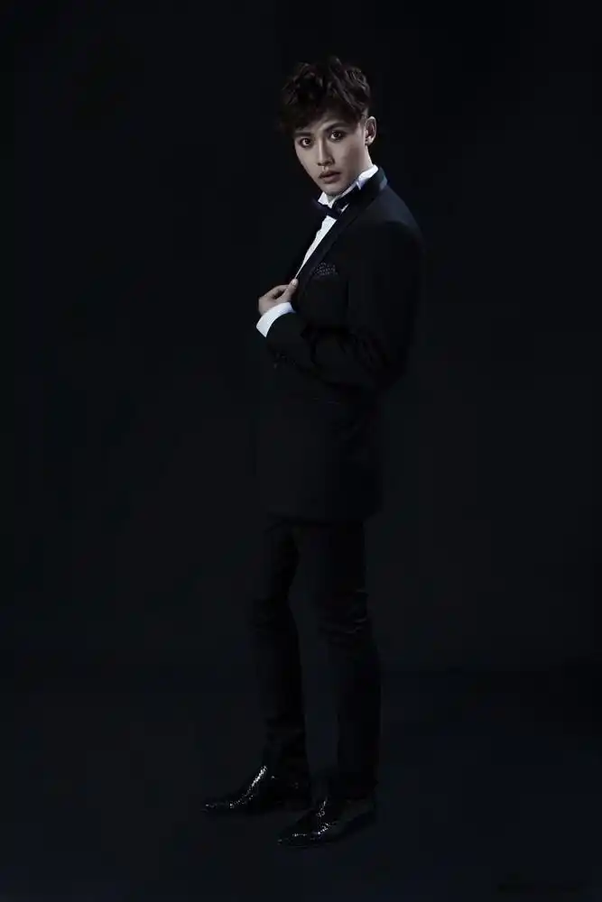 赵廷峪暗黑系写真  邪魅眼神英气十足