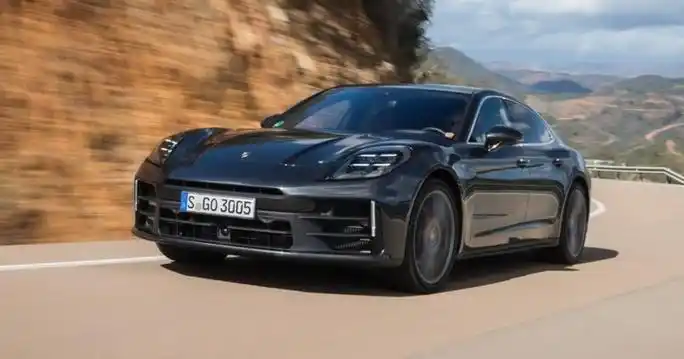 保时捷panamera全球首试!起步不抬头?过弯不侧倾?-爱卡汽车爱咖号