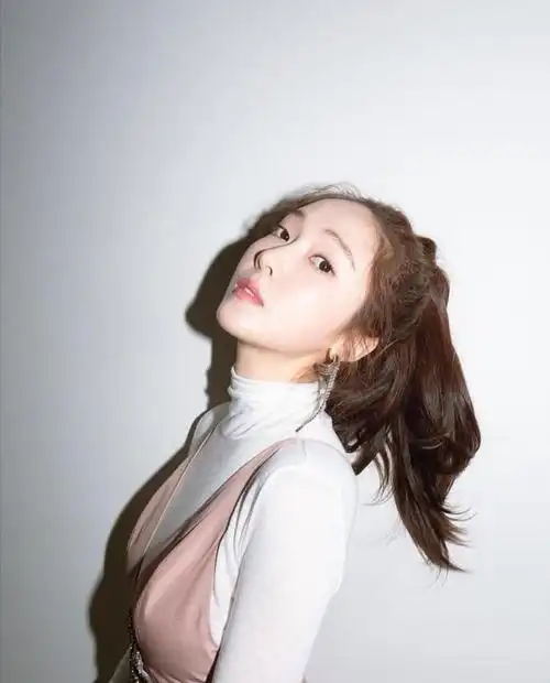 韩国美女郑秀妍穿透视红裙皮肤白皙颜值惊艳,这才是真正的"白富美"