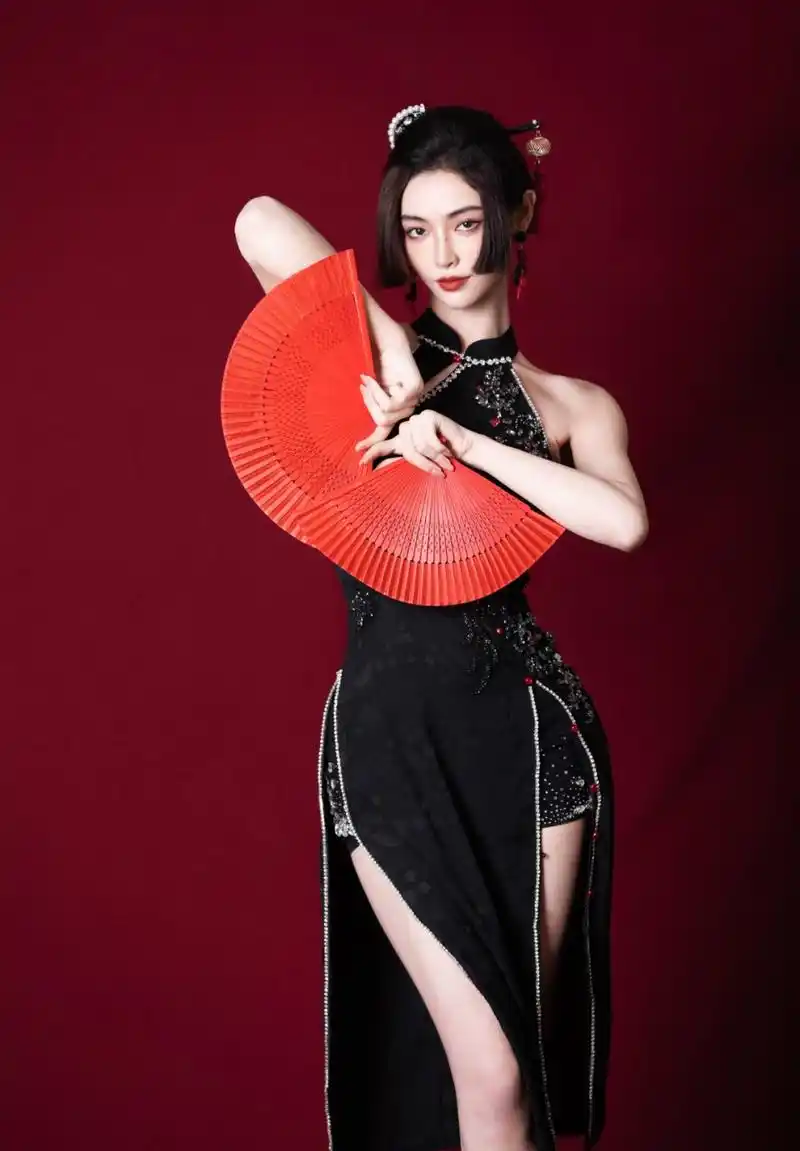 女爱豆许佳琪把旗袍穿出了另外一种风情.