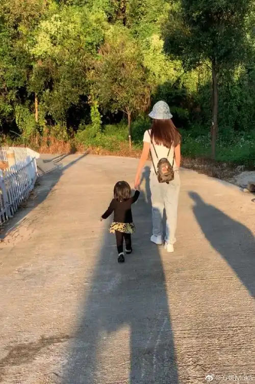 方媛带俩女儿去农庄玩,c宝乖巧可爱,妹妹调皮捣蛋发量惊人!