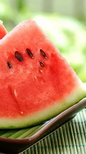 夏天到了,周柯宇和大家吃吃西瓜消消火,西瓜楼夏日限定水果.