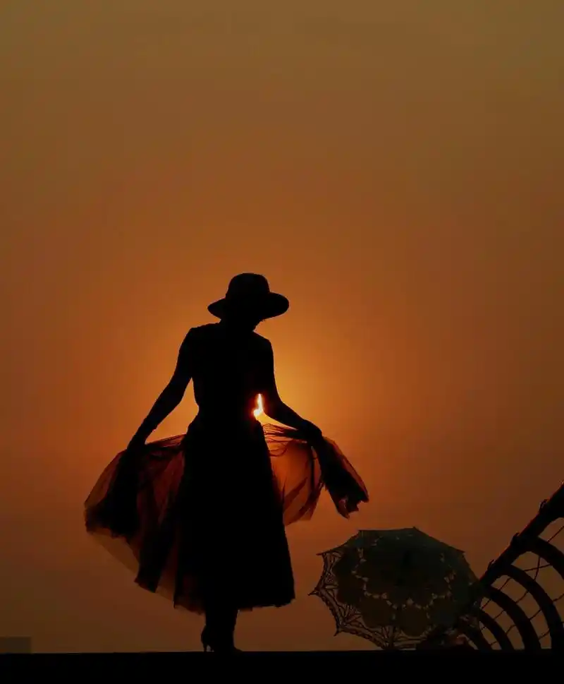 爱拍照爱生活  在夕阳下写一首歌,孤单时对影子唱着,任凭生 - 抖音