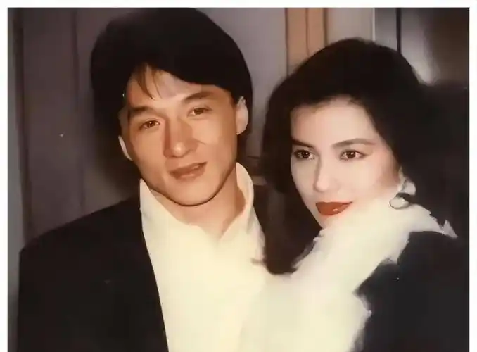 在1984年,关之琳和成龙一起合作拍摄了《夏日福星》,同时他们两个也传