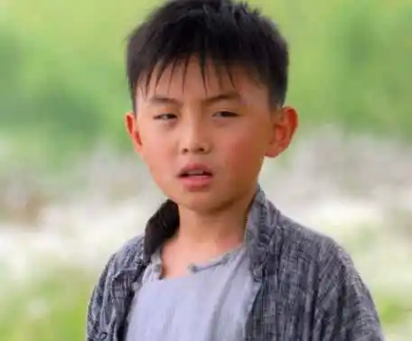 七岁出道演了50部作品不火,给易烊千玺配过戏,如今越长越帅_郑伟_演技