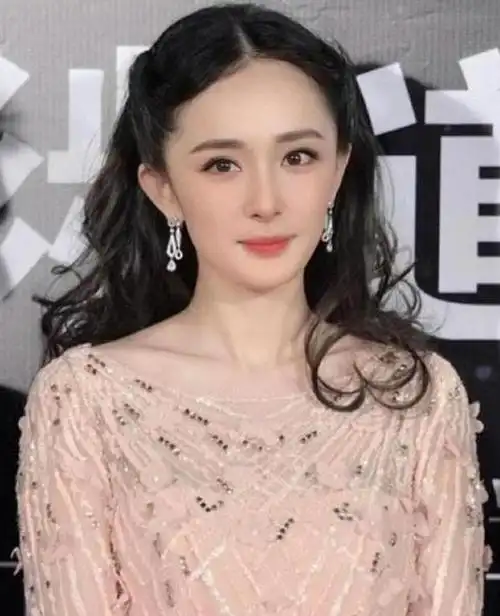 17岁杨幂被49岁成龙搂在怀里的旧照网友整没整容一目了然