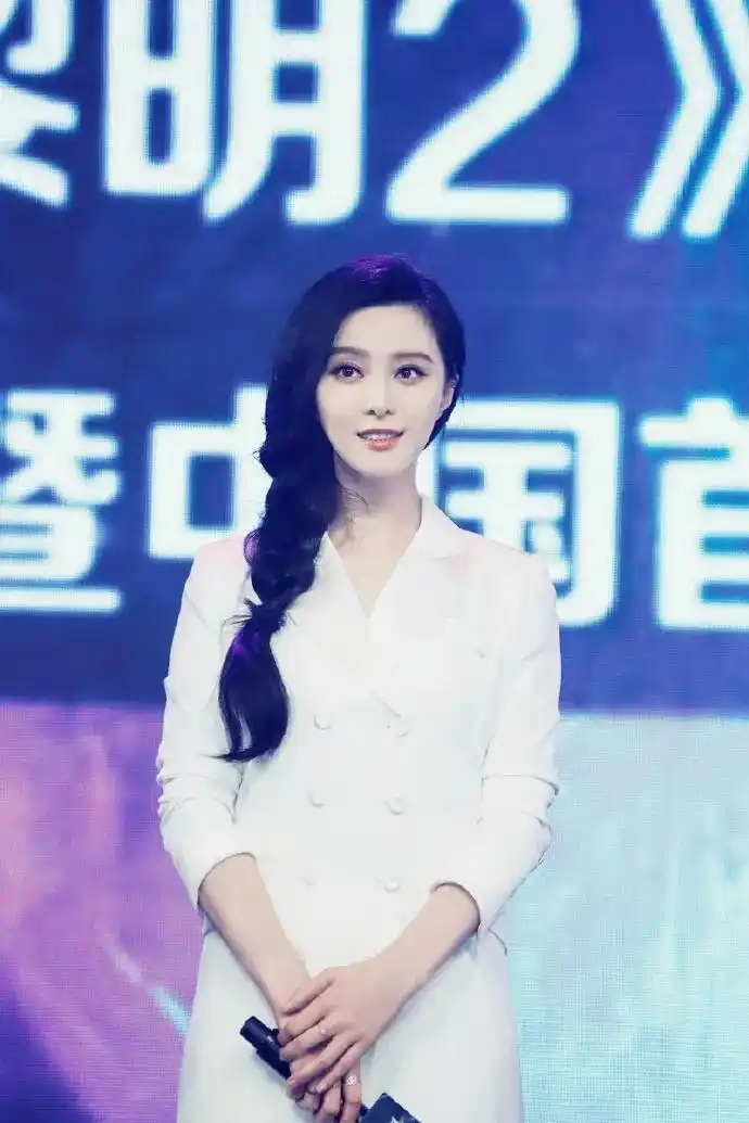 39岁的范冰冰穿搭很高级,身穿白色西装裙搭配高跟鞋,这气质绝了