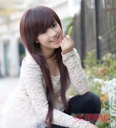 女生斜刘海层次短发发型将发顶上的头发梳倾斜的刘海之后,脑后的头发