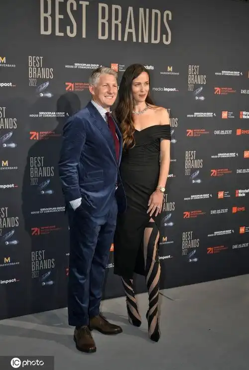 德国慕尼黑小猪施魏因施泰格携爱妻伊万诺维奇现身某颁奖典礼