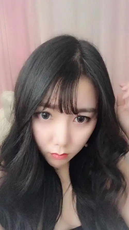 com/4615502   斗鱼绝地新星萌妹——团子,将与主播骚某某一起进