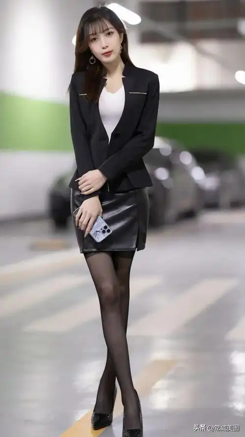 美女模特林星阑白色收身上衣搭配黑色短裙超清写真美照分享〖一