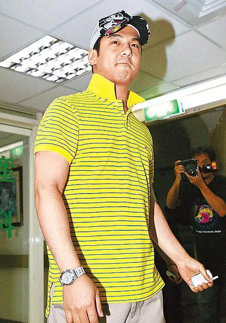 贾静雯与老公分居不担心 女儿调皮满街叫妈