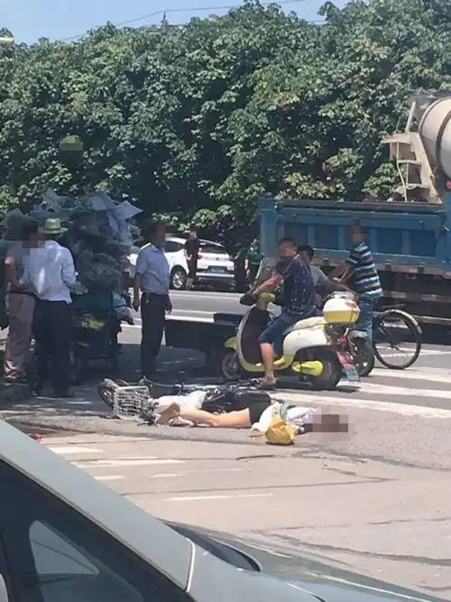 金坛电厂桥十字路口发生惨烈车祸!女子头部被碾压身亡!