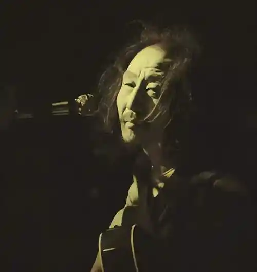 歌手赵已然去世近一年赵牧阳携家人为其立碑现场开小型演唱会