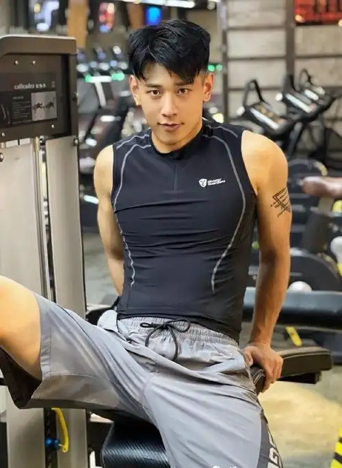 原来健完身后,自拍可以清楚地看出自己的完美身材是否有变化,也欣赏一