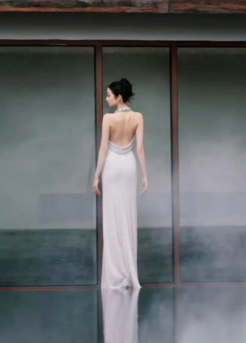 张艺凡白色露背连衣裙,姐姐的背影好美!