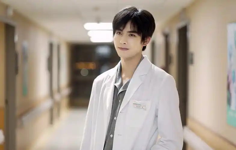 宋威龙新剧《以家人之名》热播 帅气牙医甜宠治愈