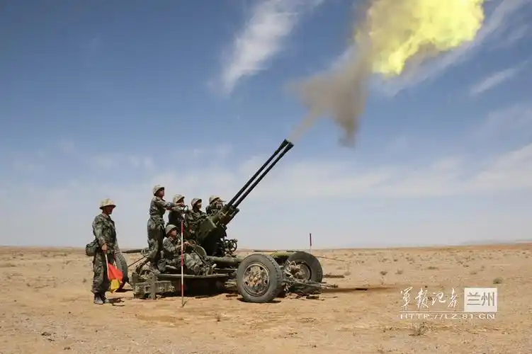 解放军炮兵装备多实射重炮高炮防空反坦克导弹