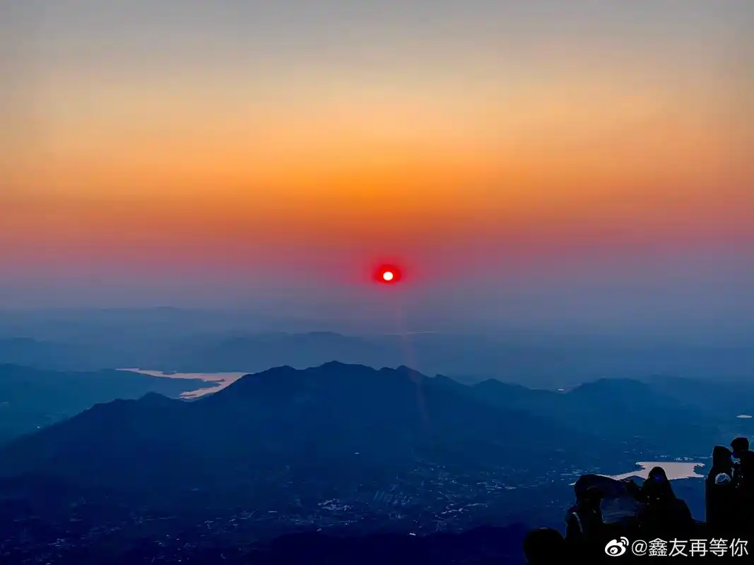 直播5月2日,万人现场观看山东泰山日出美景,还有"人从众"风景