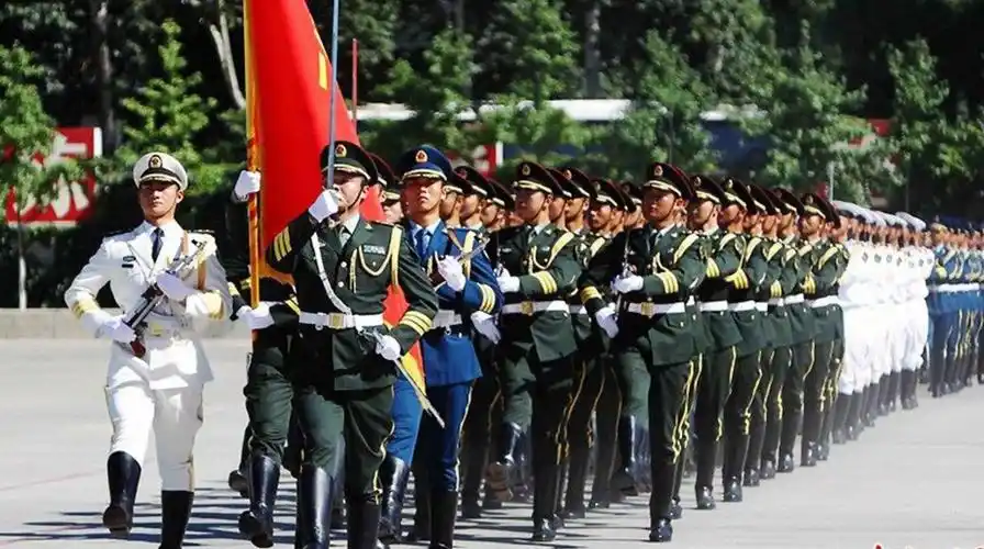 英姿飒爽的中国三军仪仗队